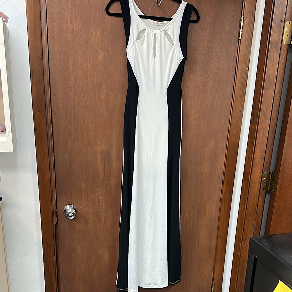 A'gaci Black and White Sheath Maxi Dress